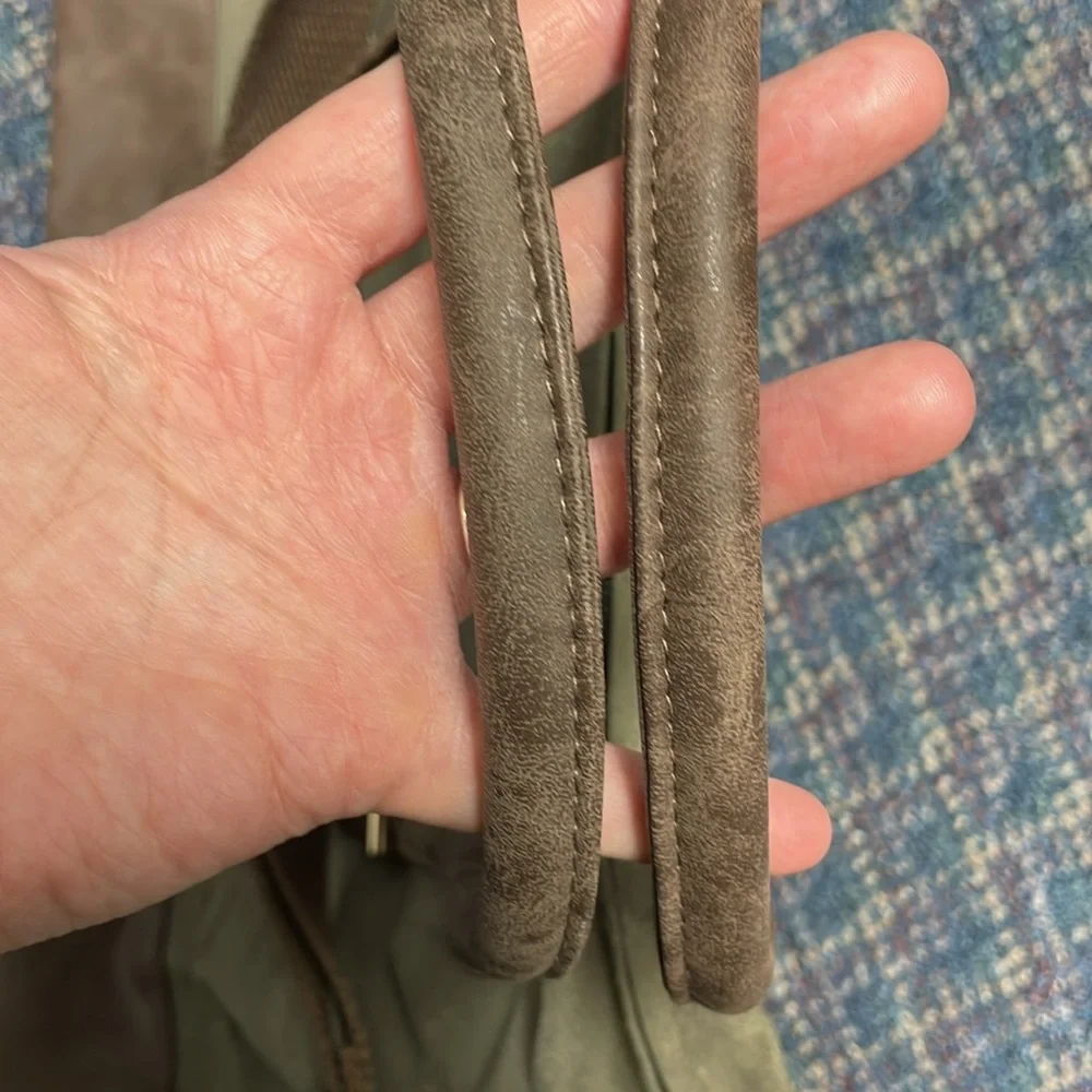 Preloved Unbranded Men’s distressed duffle bag, olive green and brown